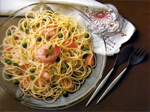 Spaguetti frio com camares e ervilhas